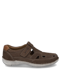 La chaussure basse en cuir marron a une fermeture velcro pratique. Les caractéristiques particulières sont les découpes latérales et la semelle claire qui allie confort et style.