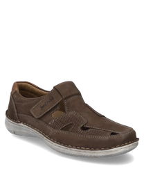 La chaussure basse en cuir marron a une fermeture velcro pratique. Les caractéristiques particulières sont les découpes latérales et la semelle claire qui allie confort et style.