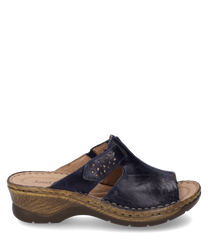 Sabot en cuir bleu foncé avec fermeture velcro. La chaussure a une semelle marron confortable et est ornée de motifs en forme de trous.