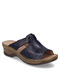 Sabot en cuir bleu foncé avec fermeture velcro. La chaussure a une semelle marron confortable et est ornée de motifs en forme de trous.