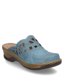 El zueco en azul celeste está hecho de un material suave con un patrón decorativo de agujeros. Tiene un elástico para ponerlo y quitarlo fácilmente y una suela robusta y ligeramente elevada en marrón.