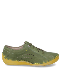 La chaussure basse verte se distingue par son laçage et sa semelle jaune. Fabriquée en cuir elle offre une tige perforée pour une meilleure respirabilité et un confort optimal.