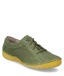 La chaussure basse verte se distingue par son laçage et sa semelle jaune. Fabriquée en cuir elle offre une tige perforée pour une meilleure respirabilité et un confort optimal.