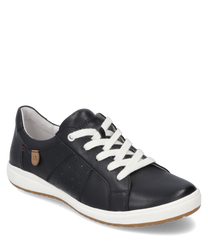 La sneaker noire en cuir se distingue par sa surface lisse et mate et ses lacets blancs contrastants. La chaussure a une semelle en caoutchouc blanche plate qui assure confort et style. Une petite étiquette de marque beige clair avec l'inscription "J.S." a