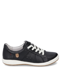 La sneaker noire en cuir se distingue par sa surface lisse et mate et ses lacets blancs contrastants. La chaussure a une semelle en caoutchouc blanche plate qui assure confort et style. Une petite étiquette de marque beige clair avec l'inscription "J.S." a