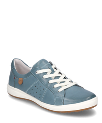 Baskets bleu azur avec lacets fabriquées en cuir lisse. La chaussure possède une semelle blanche et des motifs de perforation discrets sur les côtés.