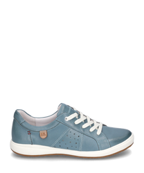 Baskets bleu azur avec lacets fabriquées en cuir lisse. La chaussure possède une semelle blanche et des motifs de perforation discrets sur les côtés.