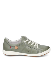 Miętowy sneaker ze sznurowaniem ze skóry który zachwyca gładką powierzchnią i dekoracyjnymi perforacjami. But ma białą gumową podeszwę i dyskretne logo po boku.
