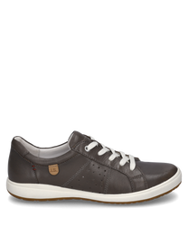 Zapatilla gris con cordones fabricada en cuero con cordones blancos y una suela clara. El zapato tiene costuras decorativas discretas y un pequeño emblema de logo en el lateral.