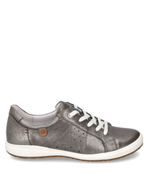 De sneaker in platina kleur is gemaakt van een glanzend materiaal en heeft een vetersluiting als sluiting. Bijzondere kenmerken zijn de fijne perforaties aan de zijkant en het discrete merkembleem op een bruin leren label.