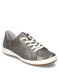 De sneaker in platina kleur is gemaakt van een glanzend materiaal en heeft een vetersluiting als sluiting. Bijzondere kenmerken zijn de fijne perforaties aan de zijkant en het discrete merkembleem op een bruin leren label.