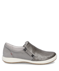 Grauer Slipper aus Leder mit perforiertem Obermaterial und seitlichem Reißverschluss. Der Schuh hat eine weiße Sohle und rote Ziernähte an der Ferse.