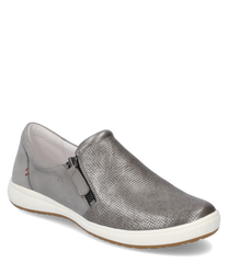 Grauer Slipper aus Leder mit perforiertem Obermaterial und seitlichem Reißverschluss. Der Schuh hat eine weiße Sohle und rote Ziernähte an der Ferse.