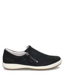 El mocasín negro de material suave destaca por su cierre de cremallera lateral que proporciona un aspecto moderno. La suela blanca ofrece un agradable contraste y completa el diseño sencillo.