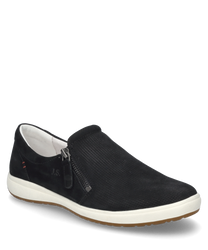 El mocasín negro de material suave destaca por su cierre de cremallera lateral que proporciona un aspecto moderno. La suela blanca ofrece un agradable contraste y completa el diseño sencillo.