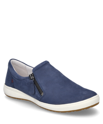 Der blaue Slipper besteht aus einem glatten Material mit einem seitlichen Reißverschluss für einfaches An- und Ausziehen. Der Schuh hat eine weiße Sohle und weist dezente rote Akzente auf die ihm einen modernen Look verleihen.