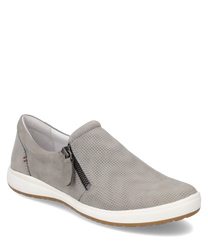 El mocasín gris está hecho de un material liso con un cierre de cremallera lateral para facilitar el poner y quitar. El diseño sencillo se complementa con finos detalles perforados en la superficie.