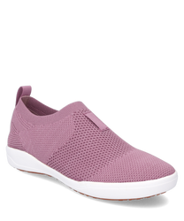 Der Sneaker ist in einem zarten Rosa gehalten und besteht aus einem atmungsaktiven Mesh-Material. Er hat keinen Verschluss was ein einfaches An- und Ausziehen ermöglicht.
