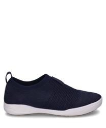 La sneaker blu è realizzata in materiale mesh traspirante e non ha chiusura rendendola facile da indossare e togliere. La suola bianca offre un bel contrasto con la tomaia blu scuro e conferisce un aspetto sportivo.