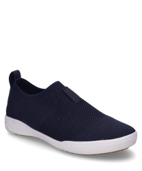 La sneaker blu è realizzata in materiale mesh traspirante e non ha chiusura rendendola facile da indossare e togliere. La suola bianca offre un bel contrasto con la tomaia blu scuro e conferisce un aspetto sportivo.