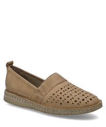 El zapato de color crema está hecho de un material suave con un cierre elástico para facilitar su uso. Las características especiales son los recortes geométricos decorativos en la parte superior que le dan al zapato un diseño aireado.