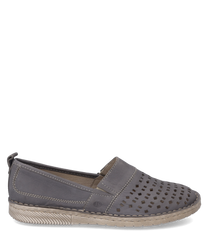 Il mocassino è realizzato in materiale denim liscio e presenta un elastico come chiusura. Caratteristiche particolari sono i fori decorativi sulla parte superiore e la cucitura a contrasto lungo il bordo della suola.