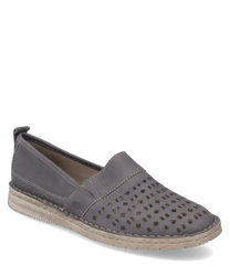 Il mocassino è realizzato in materiale denim liscio e presenta un elastico come chiusura. Caratteristiche particolari sono i fori decorativi sulla parte superiore e la cucitura a contrasto lungo il bordo della suola.