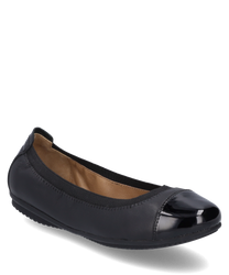Bailarina negra con puntera brillante y goma elástica para un ajuste cómodo. El zapato está hecho de material suave y tiene un aspecto sencillo y elegante.
