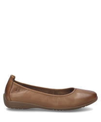 Bailarina color camello con elástico fabricada en cuero liso. El zapato tiene una suela plana y detalles de costura discretos que le dan un aspecto clásico.