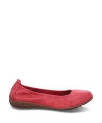 Scarpa ballerina rossa con elastico realizzata in pelle liscia. La scarpa ha una suola piatta e dettagli di cucitura discreti che conferiscono un aspetto classico.