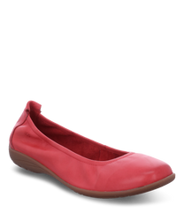 Scarpa ballerina rossa con elastico realizzata in pelle liscia. La scarpa ha una suola piatta e dettagli di cucitura discreti che conferiscono un aspetto classico.