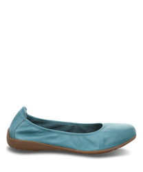 Zapato de bailarina azul con cuero liso y goma elástica en la entrada. El zapato tiene una suela de goma marrón y detalles de costura discretos.
