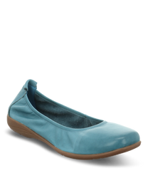 Zapato de bailarina azul con cuero liso y goma elástica en la entrada. El zapato tiene una suela de goma marrón y detalles de costura discretos.