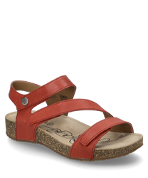 La sandale est rouge et dispose d'une fermeture Velcro pratique. Elle est fabriquée dans un matériau lisse avec une semelle intérieure beige à motif et une semelle robuste légèrement texturée.