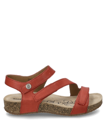 La sandale est rouge et dispose d'une fermeture Velcro pratique. Elle est fabriquée dans un matériau lisse avec une semelle intérieure beige à motif et une semelle robuste légèrement texturée.