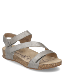 Elegante sandaal met klittenbandsluiting in zilveren metaaleffect. De kurken zool biedt optimaal comfort terwijl de met bloemen versierde binnenzool een vrouwelijke accent toevoegt.