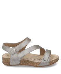 Elegante sandaal met klittenbandsluiting in zilveren metaaleffect. De kurken zool biedt optimaal comfort terwijl de met bloemen versierde binnenzool een vrouwelijke accent toevoegt.