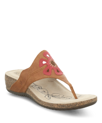 Bruine teenslipper met beige zool en elastische sluiting. De schoen heeft rode decoratieve details op de band en een kurklook aan de zool.