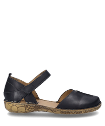La sandale noire est en cuir lisse et dispose d'une fermeture velcro. La semelle présente un motif floral ce qui en fait un élément accrocheur.