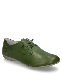 La chaussure basse de couleur "india" est en cuir lisse vert et possède un laçage classique. La chaussure présente des détails de couture discrets et une semelle plate.