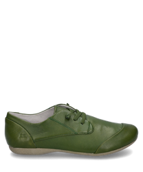 La chaussure basse de couleur "india" est en cuir lisse vert et possède un laçage classique. La chaussure présente des détails de couture discrets et une semelle plate.
