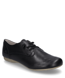 La chaussure basse est fabriquée en cuir noir et dispose d'un laçage. La couture élégante et le logo discret au niveau du talon lui confèrent un aspect stylé.