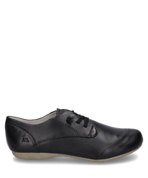 La chaussure basse est fabriquée en cuir noir et dispose d'un laçage. La couture élégante et le logo discret au niveau du talon lui confèrent un aspect stylé.