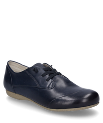 Dieser Halbschuh in der Farbe 'fathom' besteht aus glattem dunkelblauem Leder. Er verfügt über eine Schnürung und eine schlichte beige Sohle für einen eleganten Look.