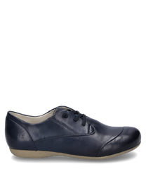 Dieser Halbschuh in der Farbe 'fathom' besteht aus glattem dunkelblauem Leder. Er verfügt über eine Schnürung und eine schlichte beige Sohle für einen eleganten Look.