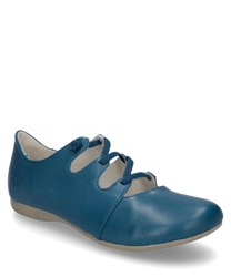 Ein blauer Halbschuh mit Gummizugverschluss der aus glattem Leder gefertigt ist. Der Schuh hat eine schlichte elegante Form mit einer flachen Sohle.