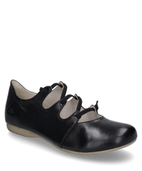 Een elegante zwarte leren halfhoge schoen met een elastische band als sluiting. De schoen kenmerkt zich door zijn eenvoudige ontwerp en een licht afgeronde neus.