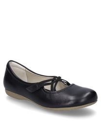 La bailarina negra de material liso tiene un práctico cierre de velcro y una suela gris claro sencilla. Se destaca por un diseño elegante con una punta redondeada y una correa discreta sobre el empeine.