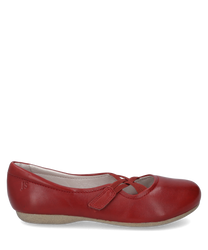Rote Ballerina-Schuhe aus glattem Leder mit Klettverschluss und gekreuzten elastischen Bändern über dem Spann. Die Sohle ist flach und beige was dem Schuh eine elegante Note verleiht.