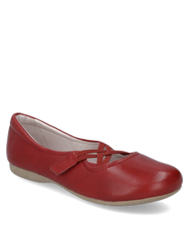 Rote Ballerina-Schuhe aus glattem Leder mit Klettverschluss und gekreuzten elastischen Bändern über dem Spann. Die Sohle ist flach und beige was dem Schuh eine elegante Note verleiht.